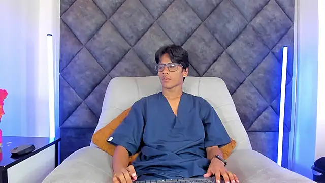 Snapshot of LiamKron chatting on May 2, 11:26 am LiamKron online show from May 2, 11:26 am