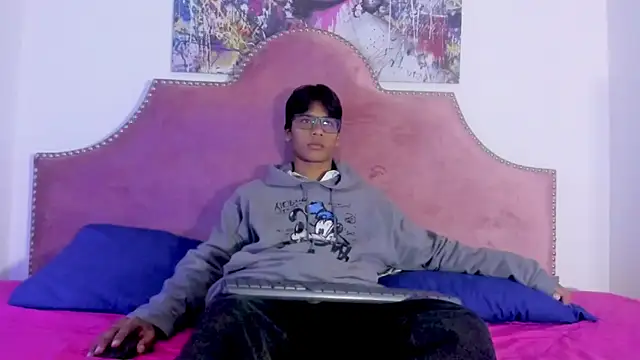 Snapshot of LiamKron chatting on April 12, 11:35 am LiamKron online show from April 12, 11:35 am