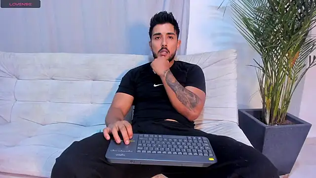 Snapshot of alangreek1 chatting on July 5, 3:33 am alangreek1 online show from July 5, 3:33 am