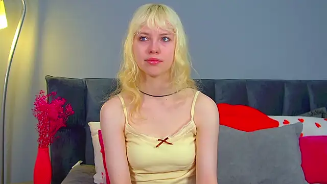 Snapshot of HannahHollis chatting on June 18, 6:34 am HannahHollis online show from June 18, 6:34 am