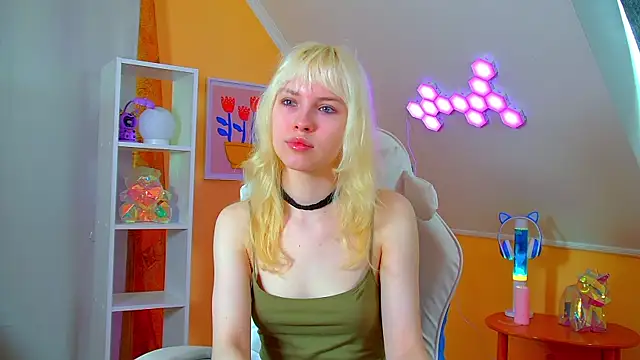 Snapshot of HannahHollis chatting on June 5, 6:29 am HannahHollis online show from June 5, 6:29 am