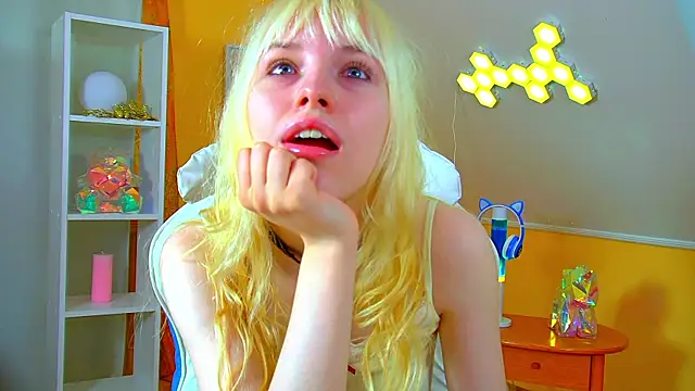 Snapshot of HannahHollis chatting on July 5, 6:31 am HannahHollis online show from July 5, 6:31 am
