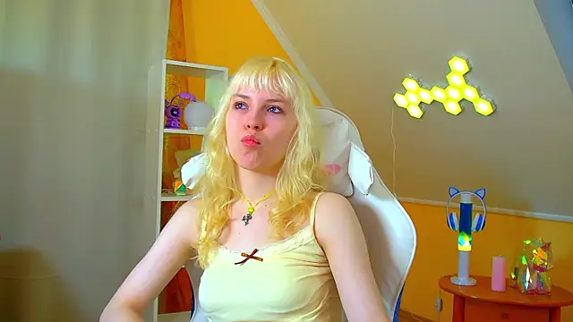 Snapshot of HannahHollis chatting on June 25, 6:18 am HannahHollis online show from June 25, 6:18 am
