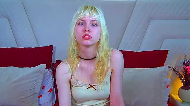 Snapshot of HannahHollis chatting on June 30, 6:13 am HannahHollis online show from June 30, 6:13 am
