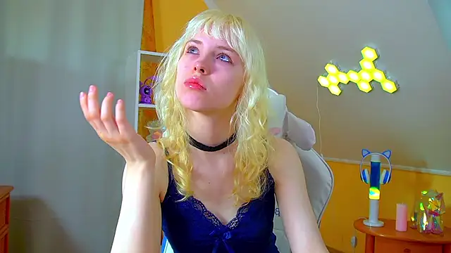 Snapshot of HannahHollis chatting on June 24, 6:23 am HannahHollis online show from June 24, 6:23 am