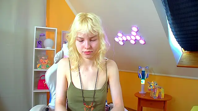 HannahHollis online show from April 24, 6:15 am