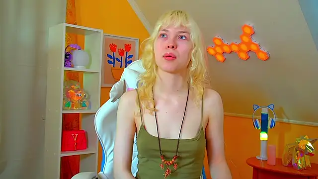 HannahHollis online show from May 24, 6:13 am