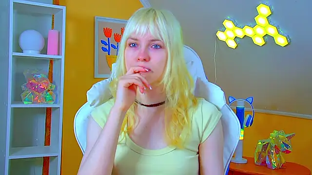 Snapshot of HannahHollis chatting on July 12, 6:14 am HannahHollis online show from July 12, 6:14 am