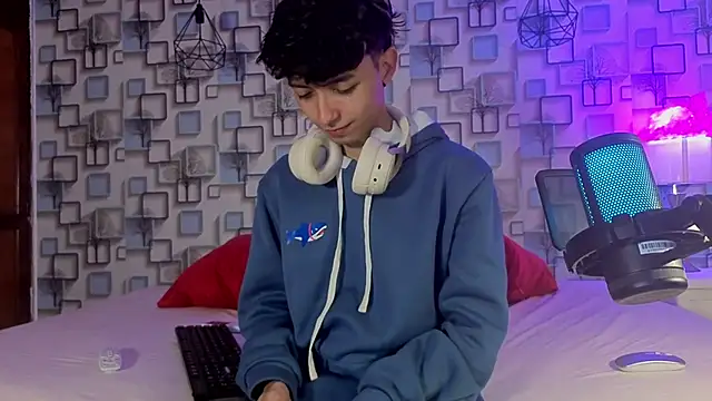 Snapshot of Twink_Sebas7 chatting on June 9, 12:17 pm Twink Sebas7 online show from June 9, 12:17 pm
