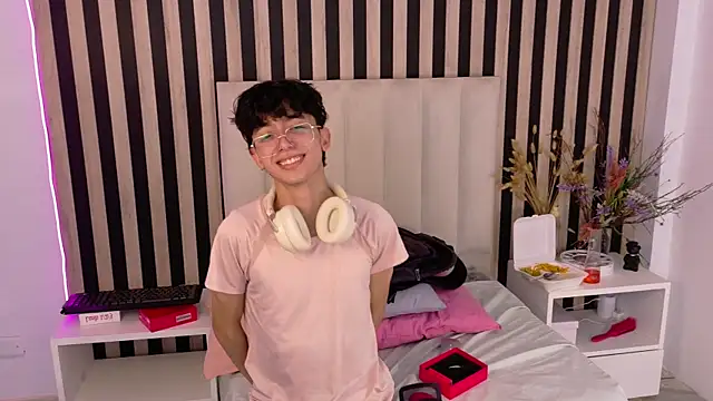 Snapshot of Twink_Sebas7 chatting on June 27, 7:20 pm Twink Sebas7 online show from June 27, 7:20 pm
