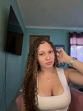 sophiiahot online show from April 17, 6:33 pm