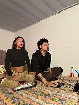 Snapshot of hotlatinocouple__ chatting on April 23, 5:47 am hotlatinocouple online show from April 23, 5:47 am