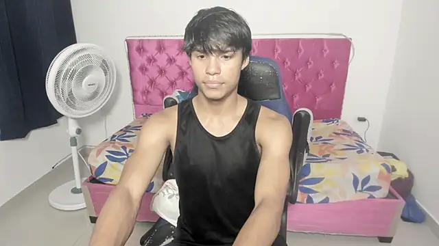 Snapshot of skinny_sam chatting on June 12, 3:48 am skinny sam online show from June 12, 3:48 am