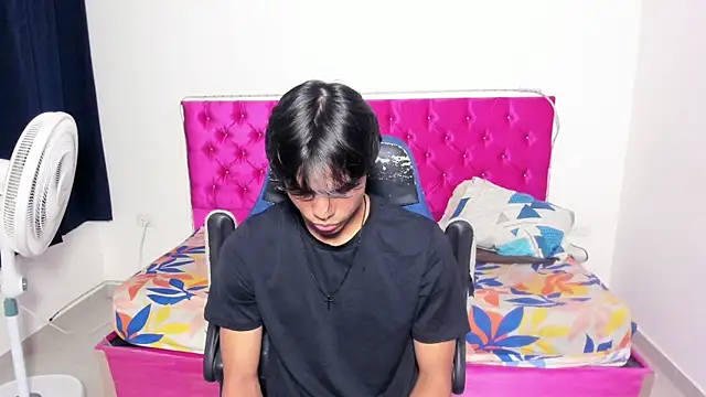 Snapshot of skinny_sam chatting on July 5, 3:55 am skinny sam online show from July 5, 3:55 am