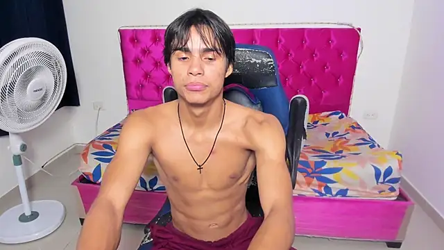 Snapshot of skinny_sam chatting on July 6, 5:25 am skinny sam online show from July 6, 5:25 am
