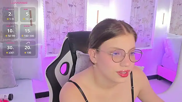 liiliie petite online show from May 14, 7:11 pm
