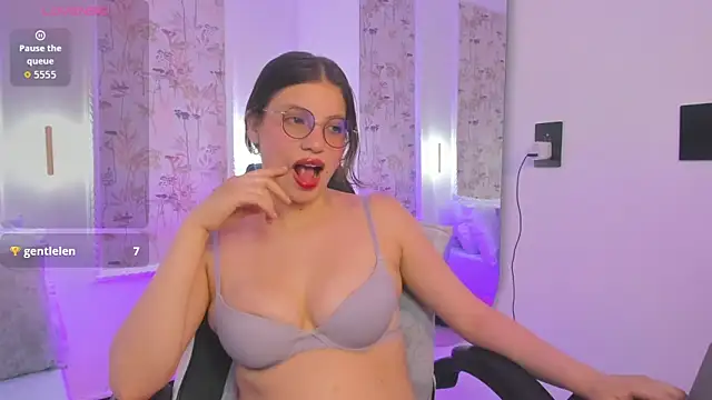 liiliie petite online show from May 12, 7:31 pm