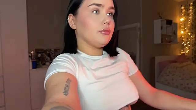 Snapshot of lola_raze chatting on June 26, 12:49 am lola raze online show from June 26, 12:49 am
