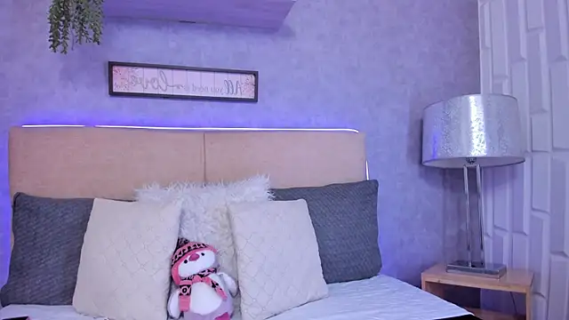 Snapshot of RoxaneBrown chatting on July 17, 7:33 pm RoxaneBrown online show from July 17, 7:33 pm