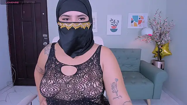 haly smif online show from April 10, 8:38 pm