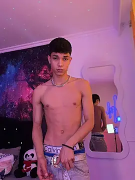 Snapshot of RoughDiamond_ chatting on August 5, 10:04 pm RoughDiamond online show from August 5, 10:04 pm