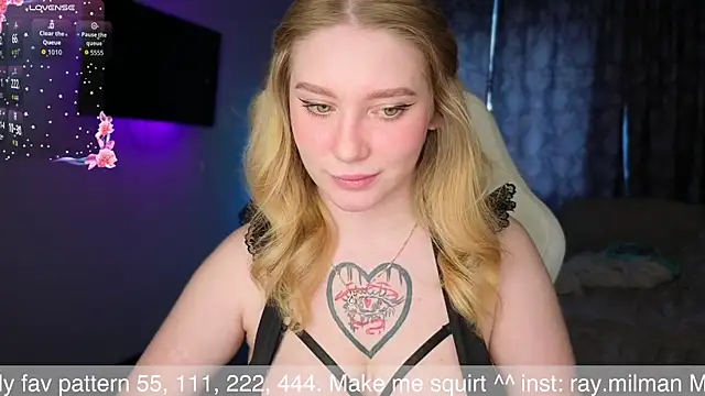Snapshot of AliceMilr chatting on April 25, 10:18 am AliceMilr online show from April 25, 10:18 am
