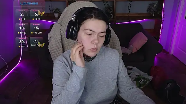 QwertyAnnie Lbo online show from April 14, 1:21 am