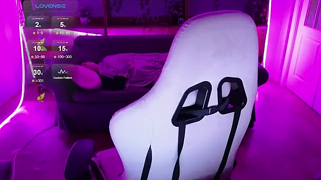 QwertyAnnie Lbo online show from April 19, 6:10 pm