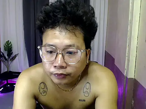 Snapshot of Soctober chatting on April 15, 5:02 am Soctober online show from April 15, 5:02 am