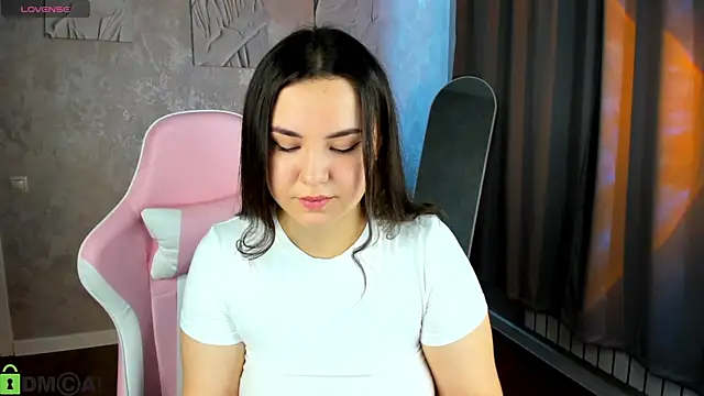 Nelie Evans online show from July 3, 1:01 am