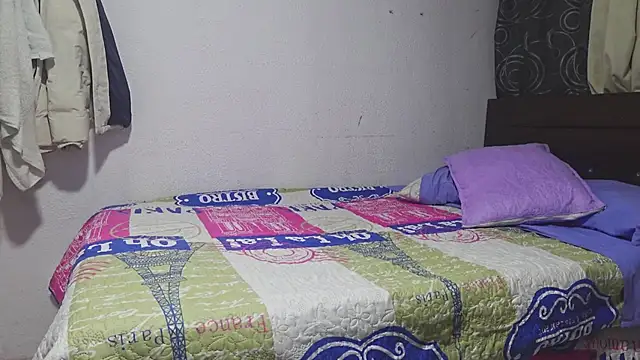 Snapshot of Alexander_2003Castro chatting on April 11, 5:04 am Alexander 2003Castro online show from April 11, 5:04 am