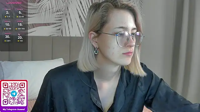 Snapshot of Lizzyvega chatting on May 25, 1:49 am Lizzyvega online show from May 25, 1:49 am