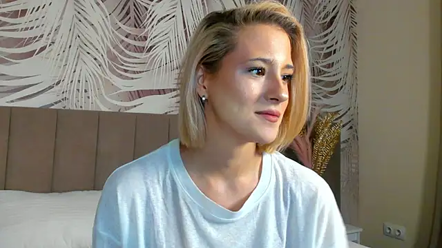 Snapshot of Lizzyvega chatting on April 17, 1:52 am Lizzyvega online show from April 17, 1:52 am