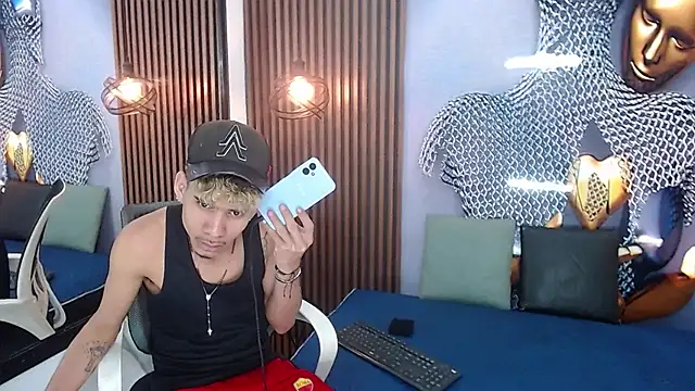 Snapshot of Skinny_cute_Alyer chatting on May 27, 2:08 am Skinny cute Alyer online show from May 27, 2:08 am
