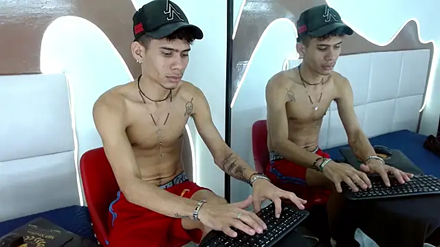 Snapshot of Skinny_cute_Alyer chatting on April 17, 2:25 am Skinny cute Alyer online show from April 17, 2:25 am