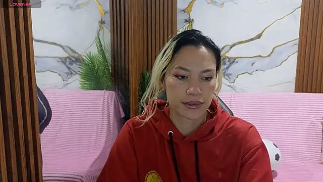 Snapshot of alonddra_tay chatting on June 15, 11:32 am alonddra tay online show from June 15, 11:32 am