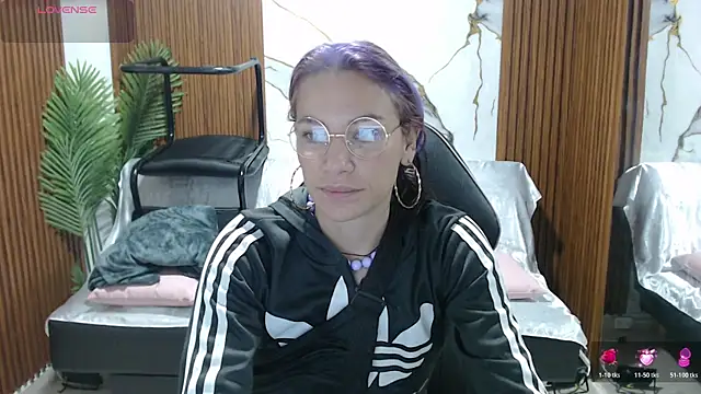 Snapshot of alonddra_tay chatting on July 10, 11:43 am alonddra tay online show from July 10, 11:43 am