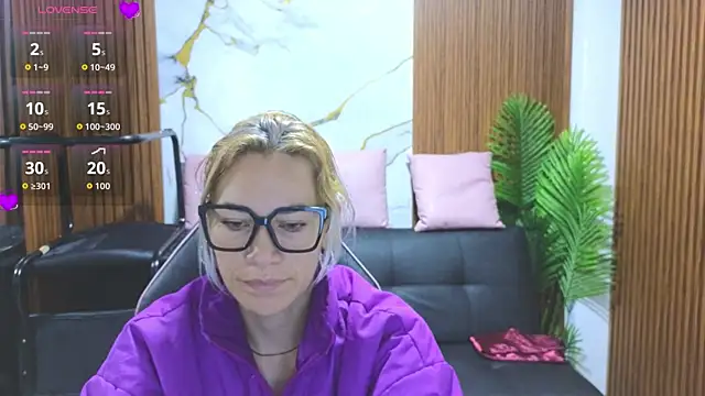 Snapshot of alonddra_tay chatting on July 17, 11:40 am alonddra tay online show from July 17, 11:40 am