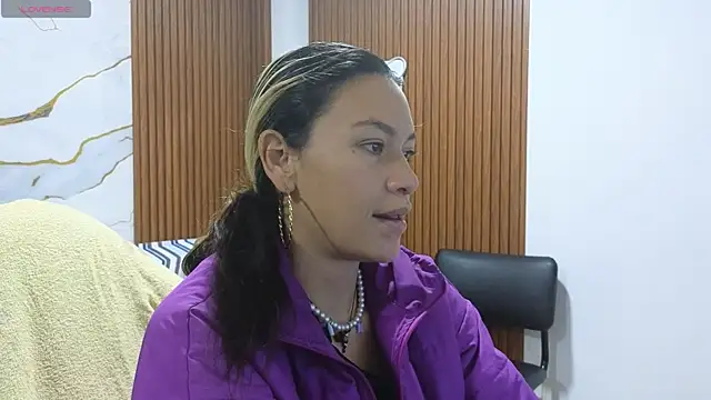 Snapshot of alonddra_tay chatting on June 17, 12:15 pm alonddra tay online show from June 17, 12:15 pm