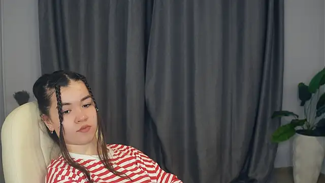 ShanaYock online show from April 12, 1:47 pm