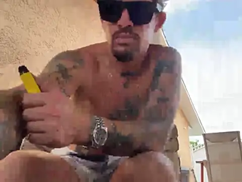 youngwildfreee online show from April 14, 6:02 pm