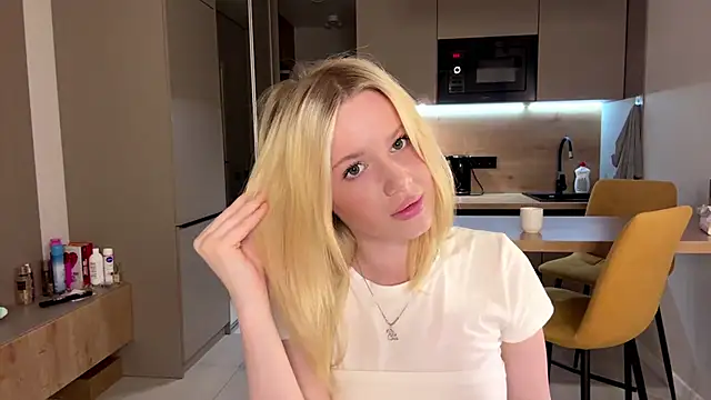 moonavelle online show from June 6, 9:31 pm