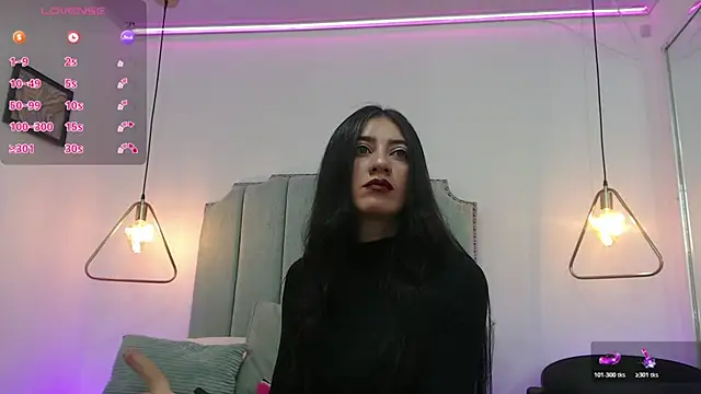 Snapshot of MoonBlue95 chatting on May 4, 12:52 pm MoonBlue95 online show from May 4, 12:52 pm