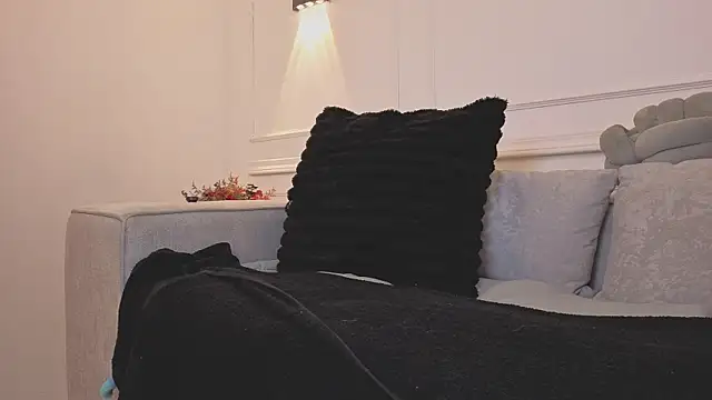 giigii hadidd online show from July 1, 7:25 pm