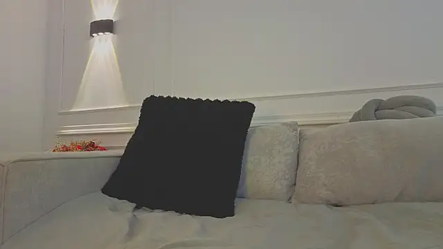 giigii hadidd online show from July 15, 7:43 pm