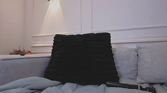 giigii hadidd online show from June 17, 7:24 pm