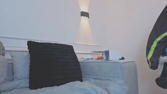 giigii hadidd online show from June 24, 7:11 pm