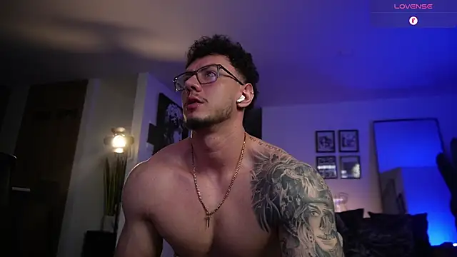 Snapshot of Thomas_Falcon1 chatting on May 22, 12:19 am Thomas Falcon1 online show from May 22, 12:19 am