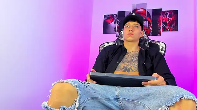 Snapshot of eithan_boy_ chatting on June 18, 11:48 am eithan boy online show from June 18, 11:48 am