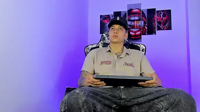 Snapshot of eithan_boy_ chatting on July 16, 3:03 am eithan boy online show from July 16, 3:03 am